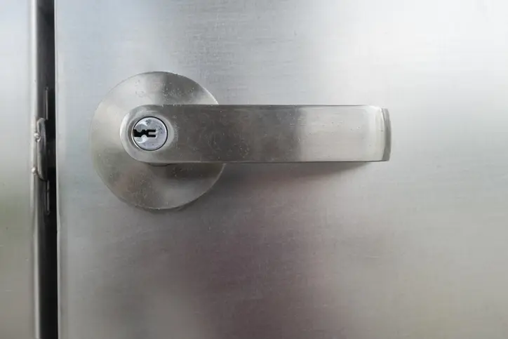 Porte blindée de cave : pourquoi la fabrication sur mesure s&rsquo;impose